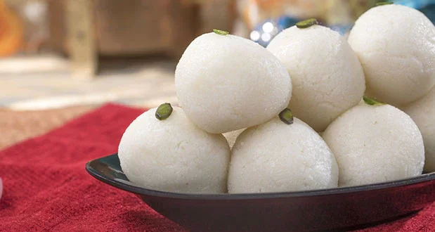 Rasgulla Recipe (रसगुल्ला रेसिपी):  घर पर बनाएं स्पंजी बंगाली रसगुल्ला