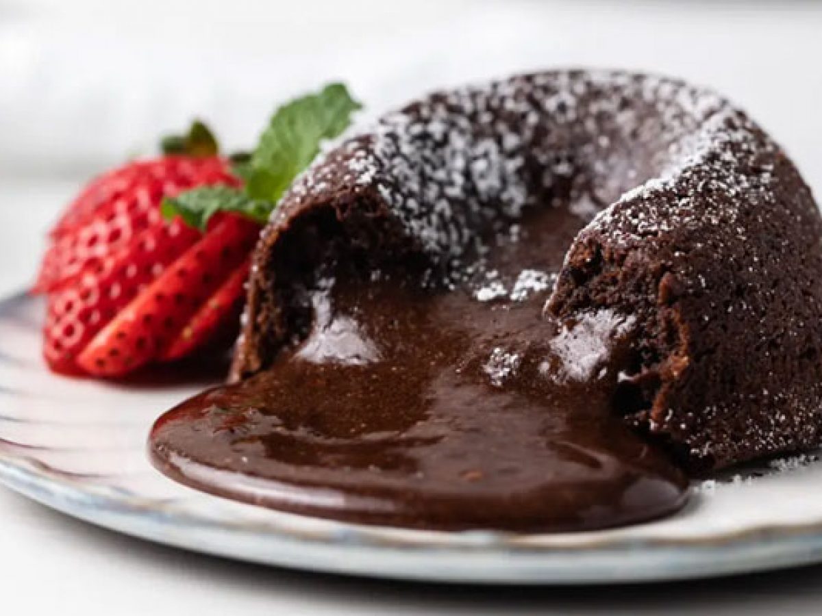 चॉकलेट लावा केक रेसिपी: Chocolate Lava Cake Recipe